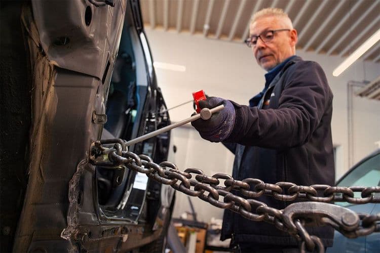 Karosseriebauer vermisst die Karosserie eines berliner Mitsubishis