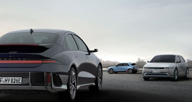 Rückseite des Hyundai IONIQ 6 und im Hintergrund der Hyundai IONIQ 5 und IONIQ 5 N.