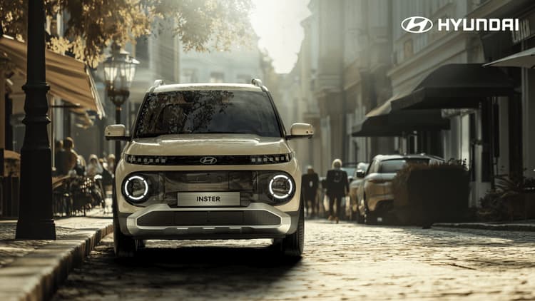 Hyundai INSTER in Gelb auf der Straße