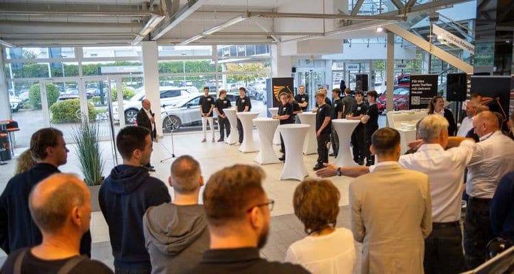 Die neuen Auszubildenden stellen sich im Verkaufsraum der Hauptfiliale Hohenschönhausen vor - Ausbildungsstart 2025.