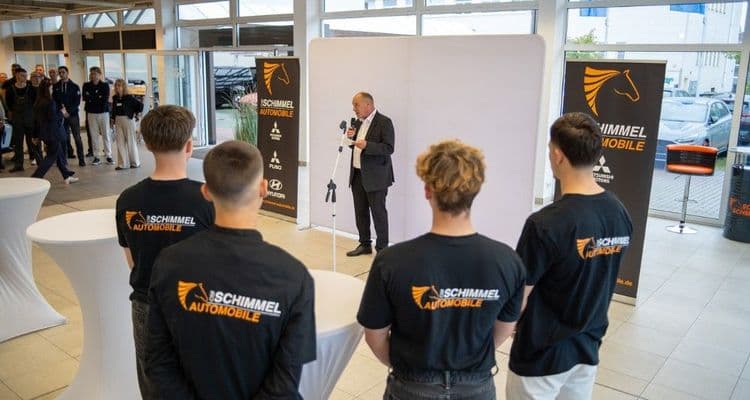 Dr. Steffen Görlitz begrüßt die 13 neuen Auszubildenden zum Ausbildungsbeginn am 01.09.2025