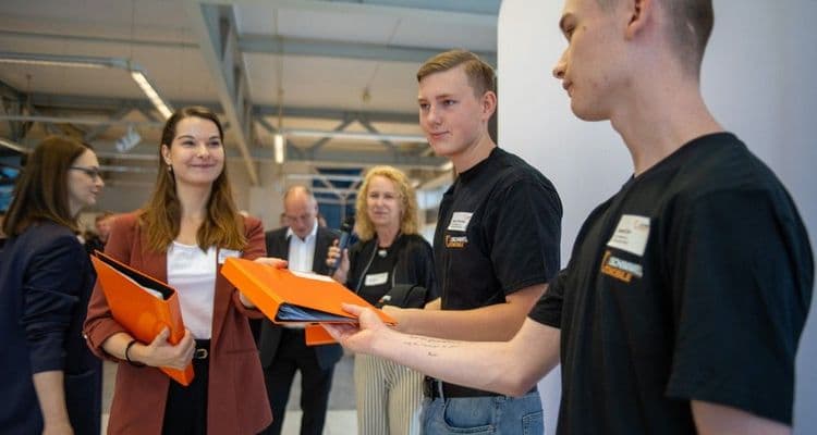 Übergabe der Welcome-Pakete an neue Azubis für Mechatronik, Karosserie, Lagerlogistik, Verkauf und Marketing