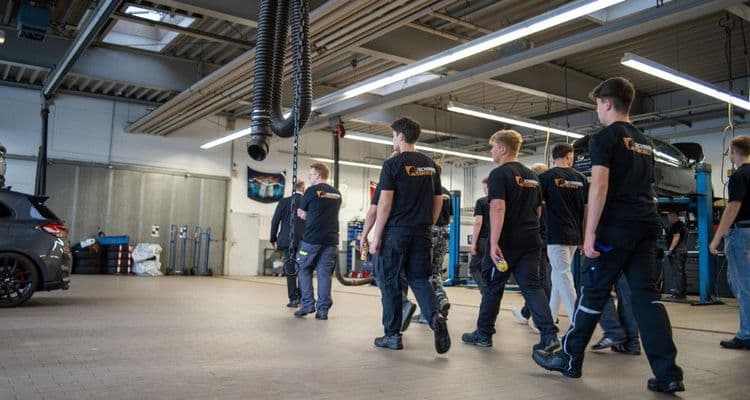 Werkstatt-Rundgang für neue Auszubildende - Einblick in Arbeitsbereiche und Ausbildungsplätze