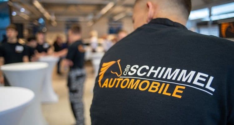 Auszubildender trägt CSB Schimmel Automobile Firmen-T-Shirt beim Ausbildungsstart 2025.