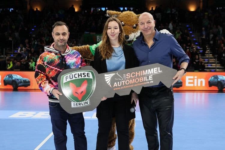Bob Hanning, Natalie Görlitz y el Dr. Christopher Jahns en el traspaso de la asociación entre CSB Schimmel Automobile y Füchse Berlin.