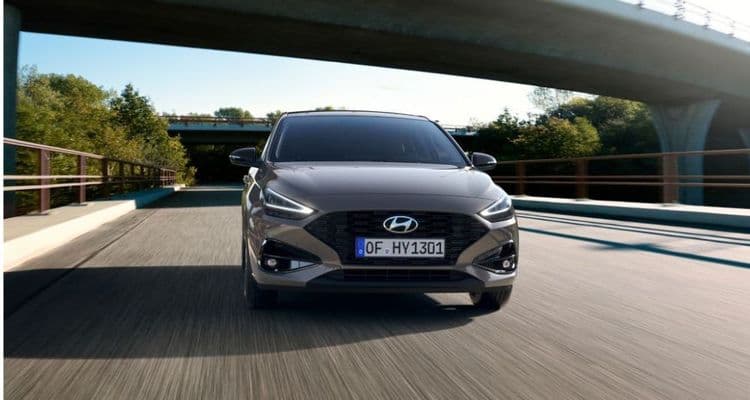 Hyundai i30 in grau auf der Autobahn