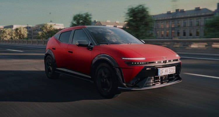 Hyundai IONIQ 3 en rojo conduce.