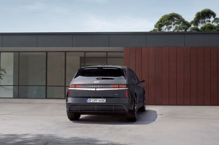 IONIQ 5 N Line gris delante de una casa