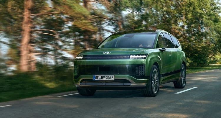 Hyundai Ioniq 9 verde en una carretera secundaria