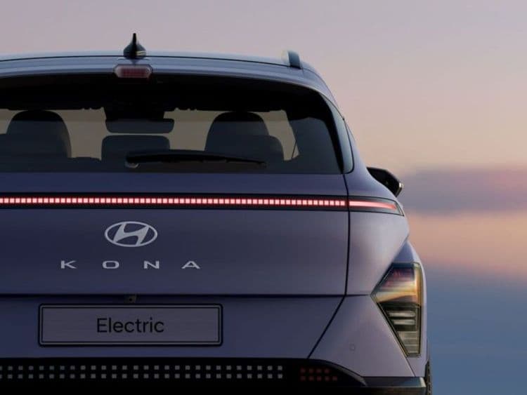 Hyundai KONA в белом цвете сзади