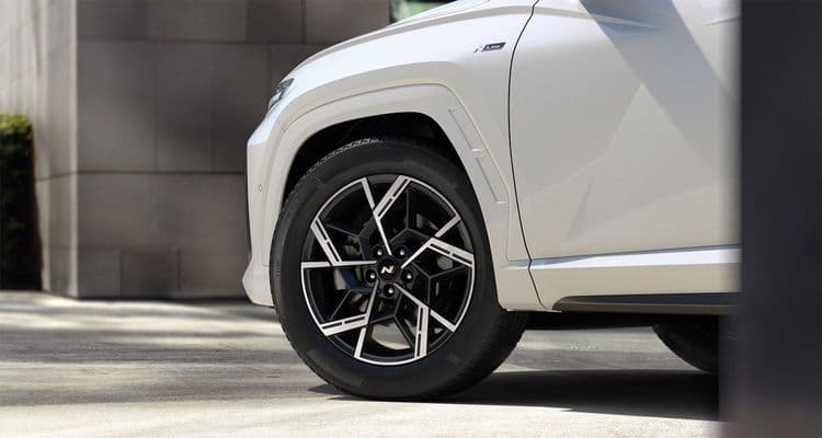 Hyundai i20 und Hyundai TUCSON fahren nebeneinander