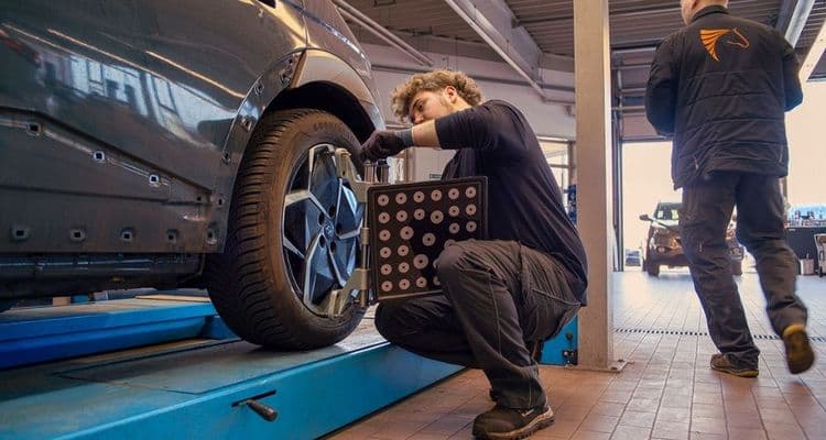 Karosserie wird durch einen Mitarbeiter überprüft