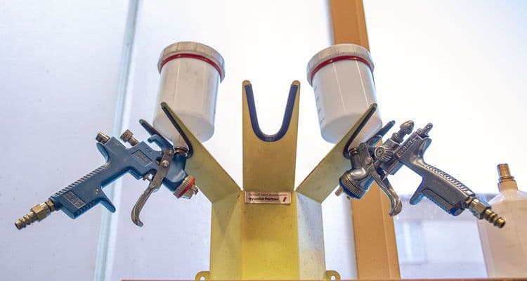 La tubería industrial está pintada de azul