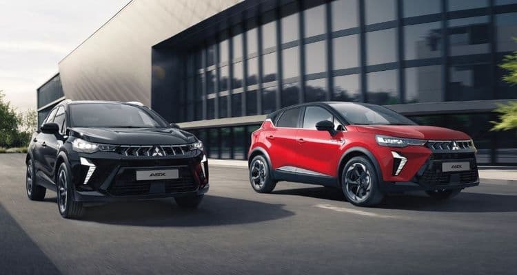 Zwei Mitsubishi ASX fahren nebeneinander.