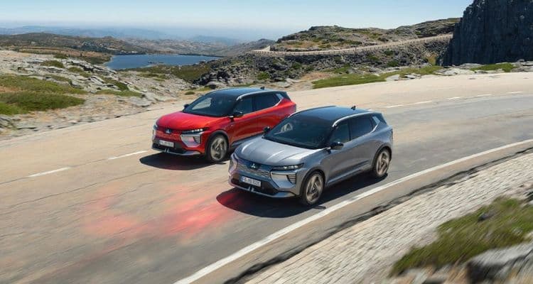 Zwei Mitsubishi Elektro Cross 2026 fahren nebeneinander.