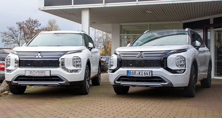 Zwei Mitsubishi Outlander nebeneinander