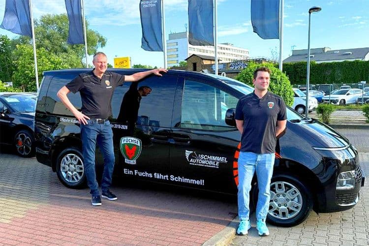 Volker Zerbe y Anian Eckardt, de la Füchse Berlin, delante de un Hyundai STARIA, proporcionado a los jóvenes de la Füchse Berlin.