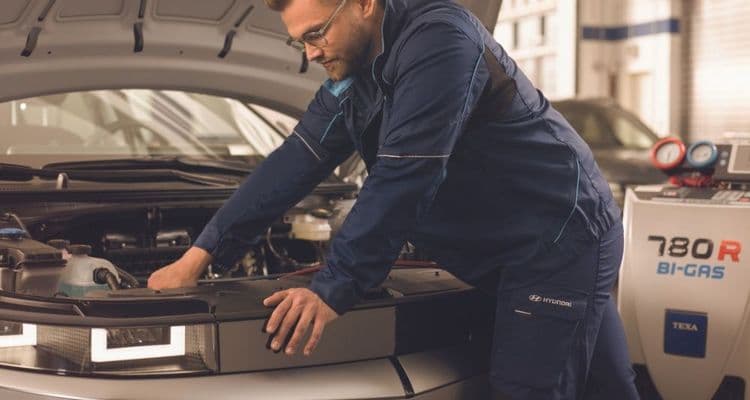 Vehicle mechatronics technician checks air conditioning system