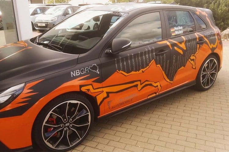 Hyundai i20 N con láminas naranjas