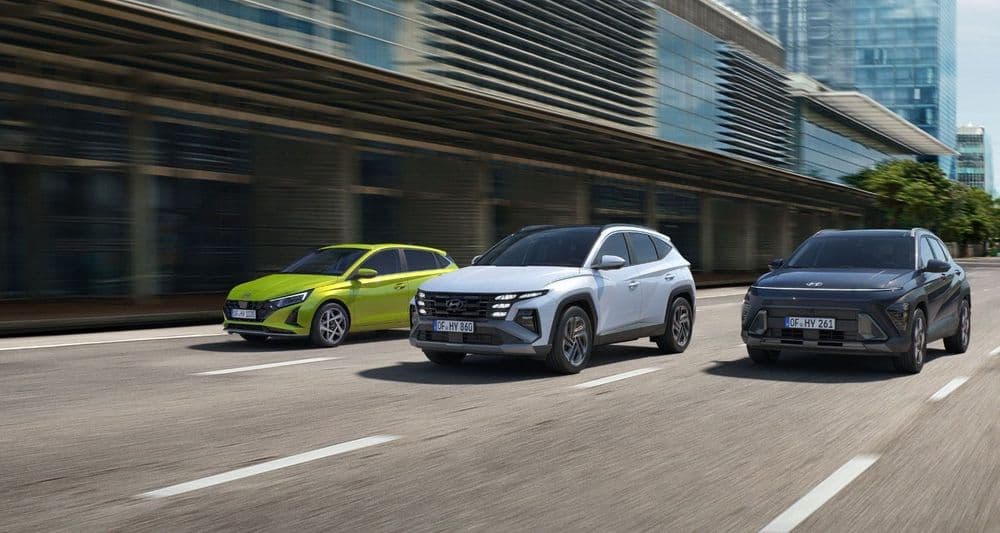 Hyundai i20, TUCSON & KONA fahren nebeneinander.