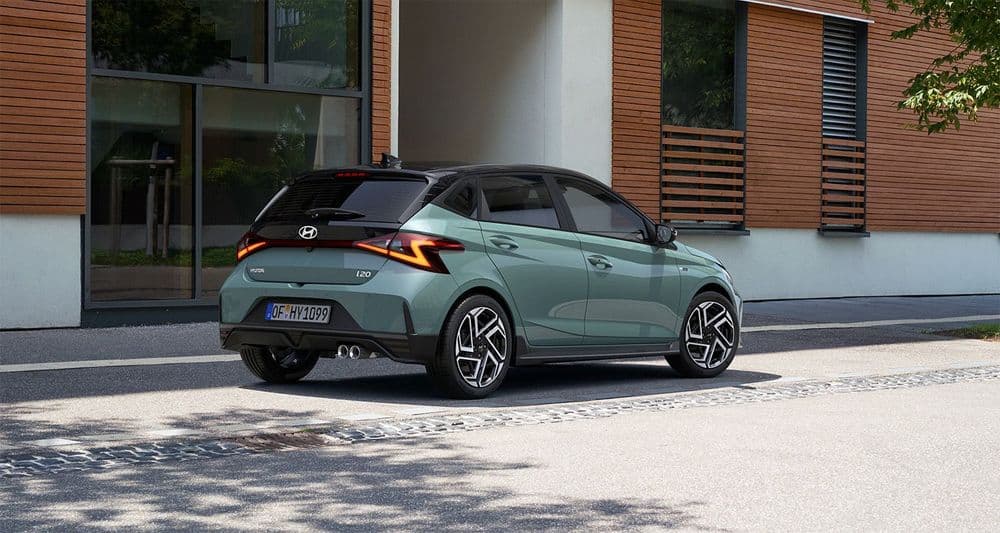 Das Heck eines geparkten Hyundai i20.