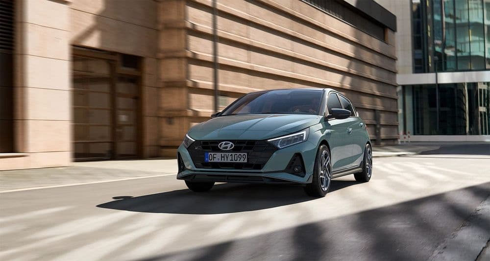 Ein Hyundai i20 N-Line fährt auf einer Straße.