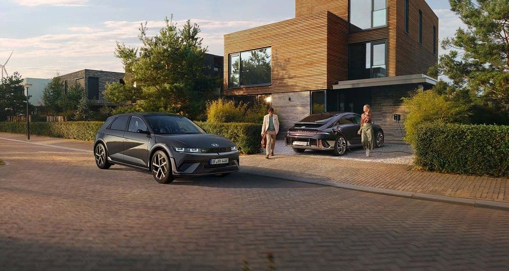 Hyundai IONIQ 5 und IONIQ 6 stehen vor Familienhaus mit Wallbox