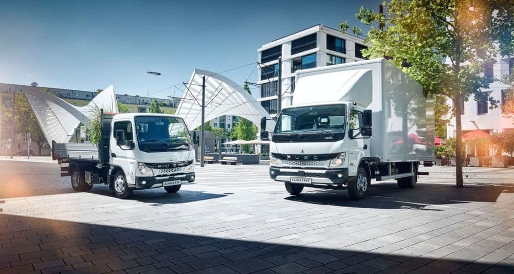 Zwei FUSO Nutzfahrzeuge stehen nebeneinander.