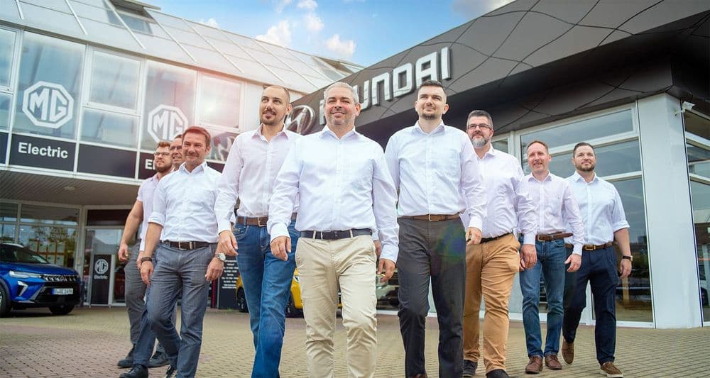 групповая фотография 9 продавец автомобилей в белой рубашке перед автосалоном