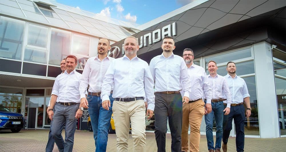 Satış görevlileri Hohenschönhausen'deki CSB Schimmel Automobile otomobil galerisinin önünde duruyor