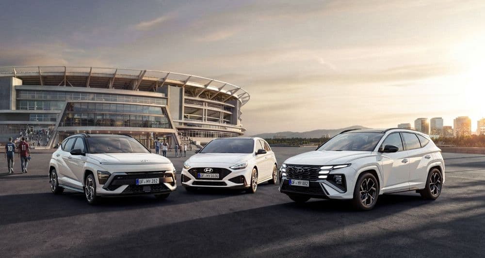 Hyundai N Line Modelle KONA N Line, i30 N Line und TUCSON N Line stehen nebeneinander.
