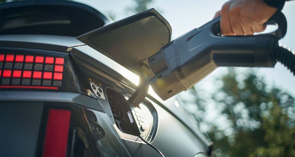 Der IONIQ 5 wird an den Strom angeschlossen