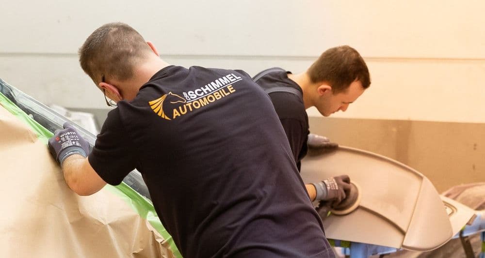 Empleados del taller de pintura de CSB Schimmel Automobile.