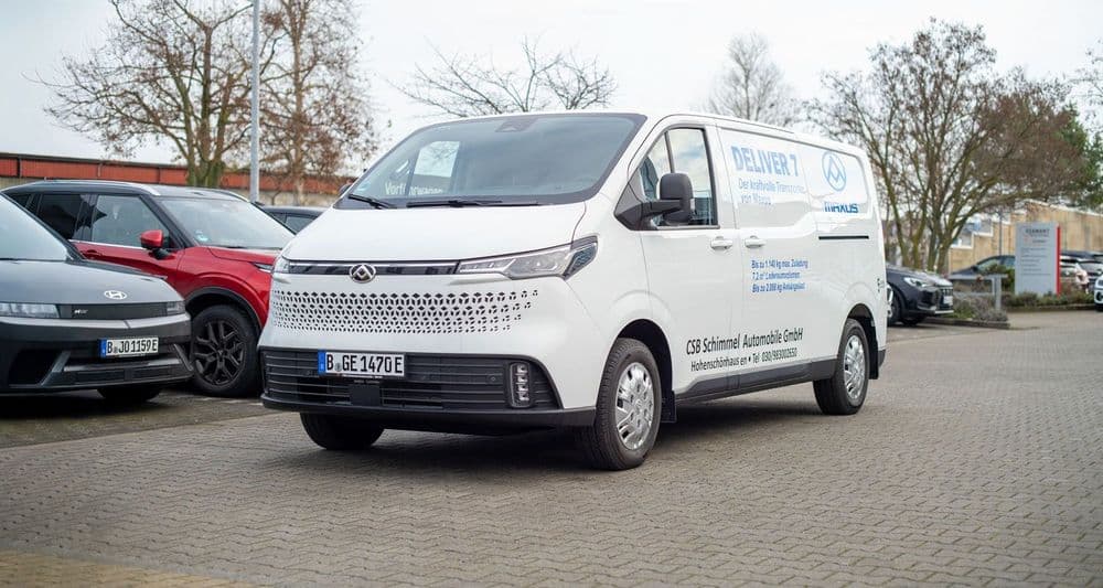 MAXUS Deliver 7 с белым передним планом.