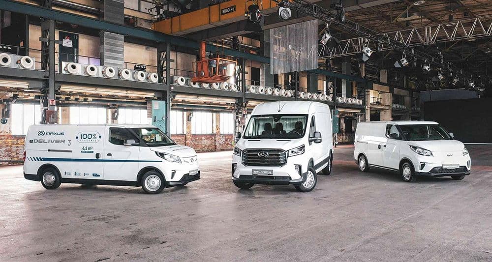 MAXUS Transporter stehen in einer Halle.