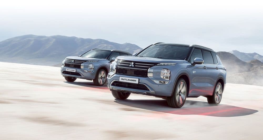 Zwei Mitsubishi Outlander fahren.