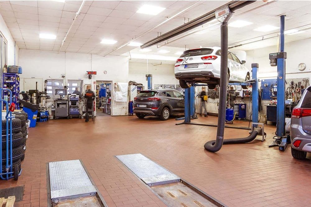 Autohaus in Berlin Spandau innen Werkstatt Hebebühne